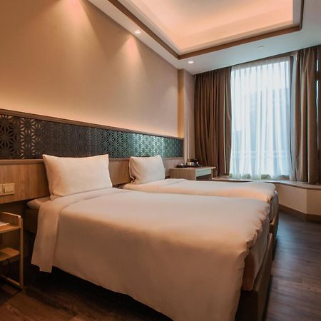 Aqueen Prestige Hotel Jalan Besar Singapore Bagian luar foto