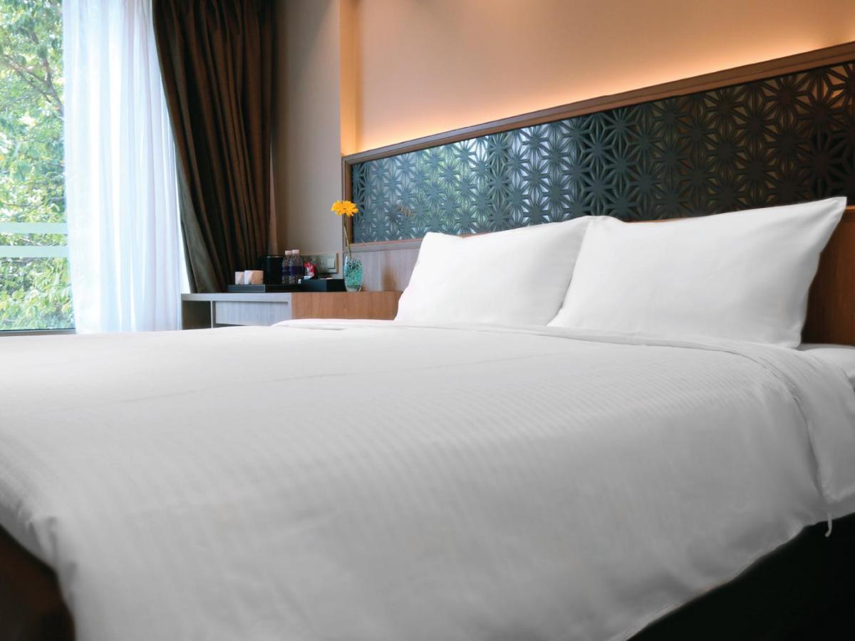 Aqueen Prestige Hotel Jalan Besar Singapore Bagian luar foto