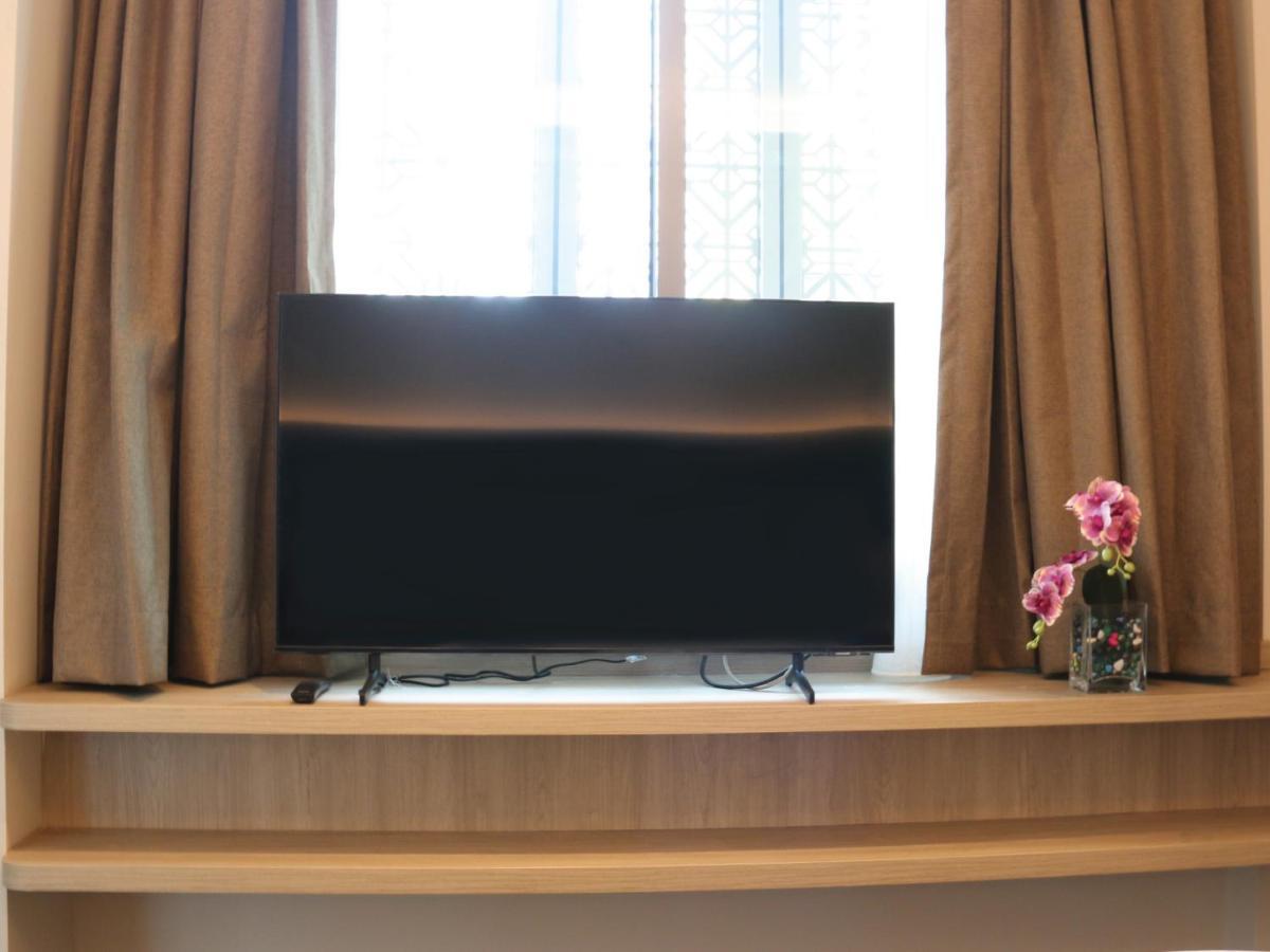 Aqueen Prestige Hotel Jalan Besar Singapore Bagian luar foto