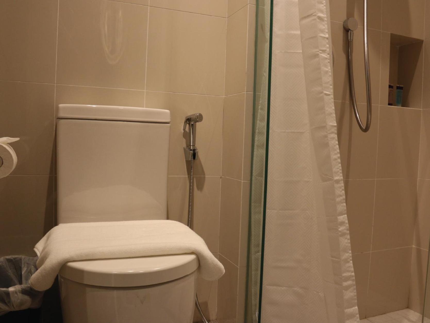 Aqueen Prestige Hotel Jalan Besar Singapore Bagian luar foto