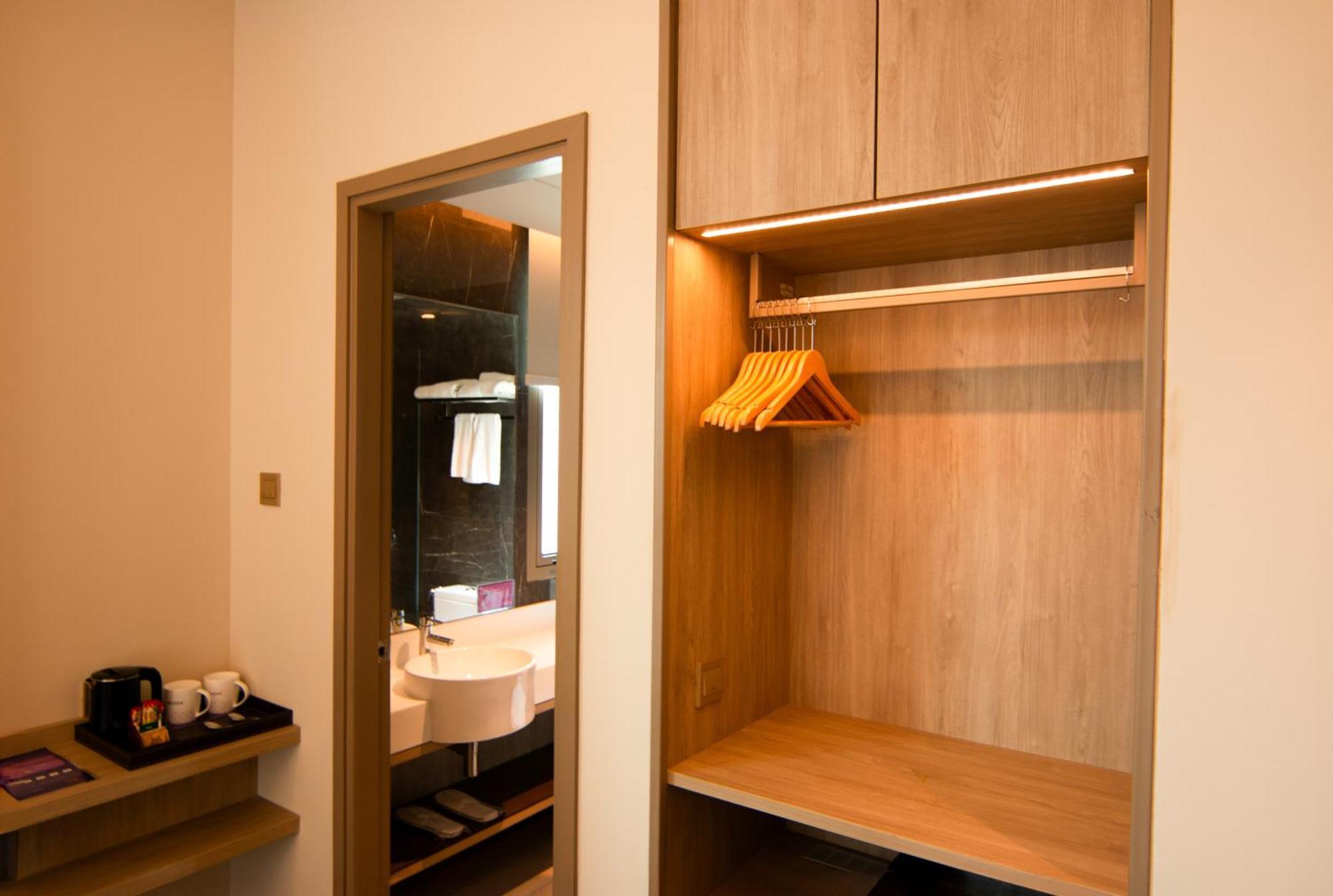 Aqueen Prestige Hotel Jalan Besar Singapore Bagian luar foto