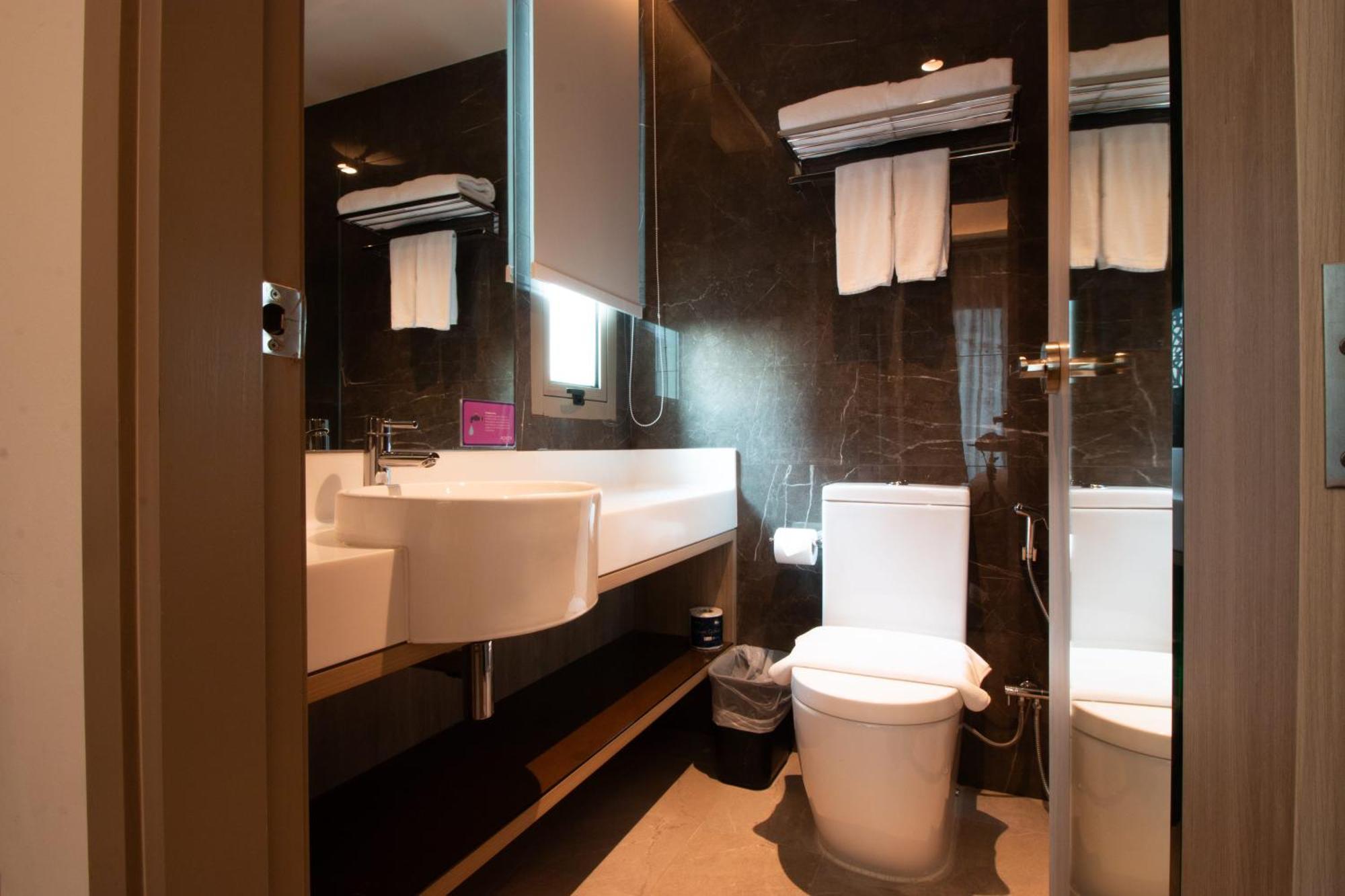 Aqueen Prestige Hotel Jalan Besar Singapore Bagian luar foto